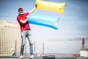 Jens Thiel hält zwei Fluxbags in die Höhe