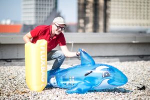 Fluxbag hat einen Wasserspiel-Delfin aufgeblasen